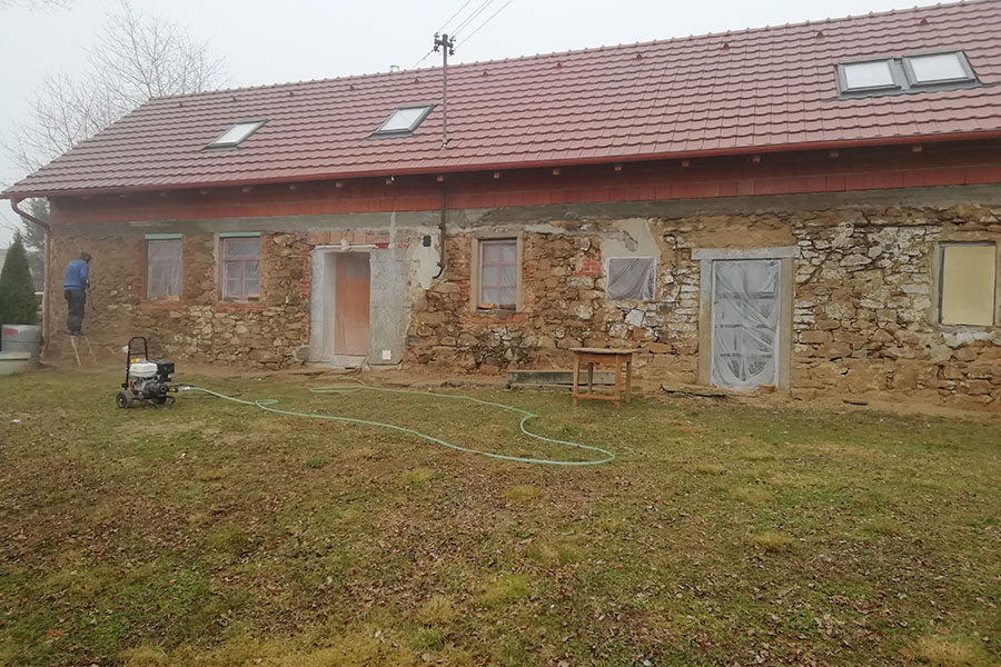 zemědělské stavení na Vysočině během rekonstrukce fasády