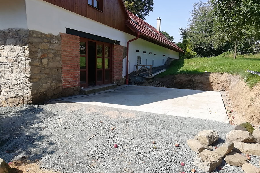 zemědělské stavení na Vysočině během rekonstrukce posezení