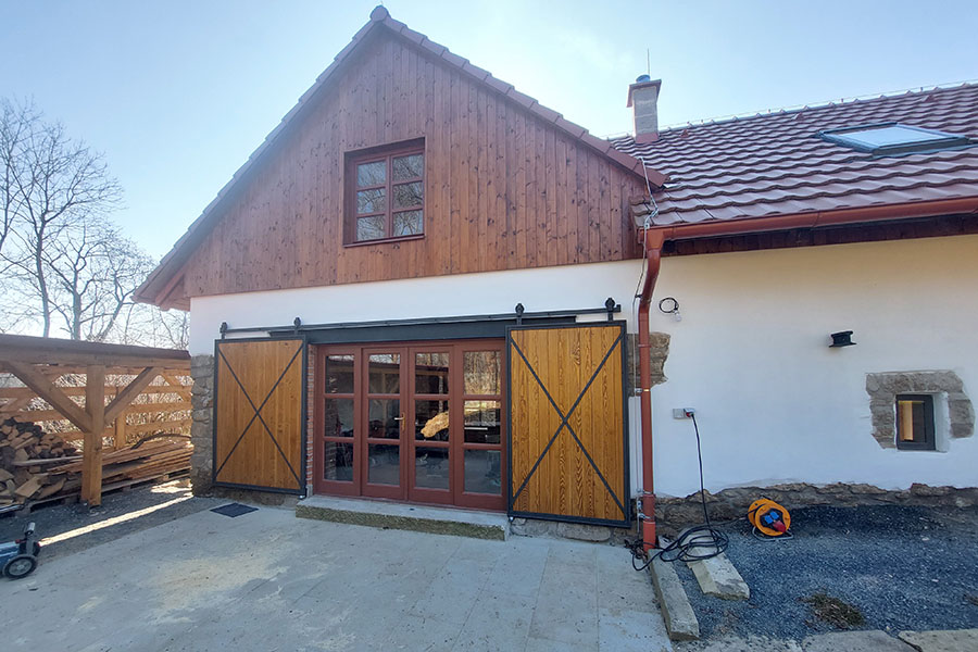 zemědělské stavení na Vysočině po rekonstrukci pohled ze zahrady