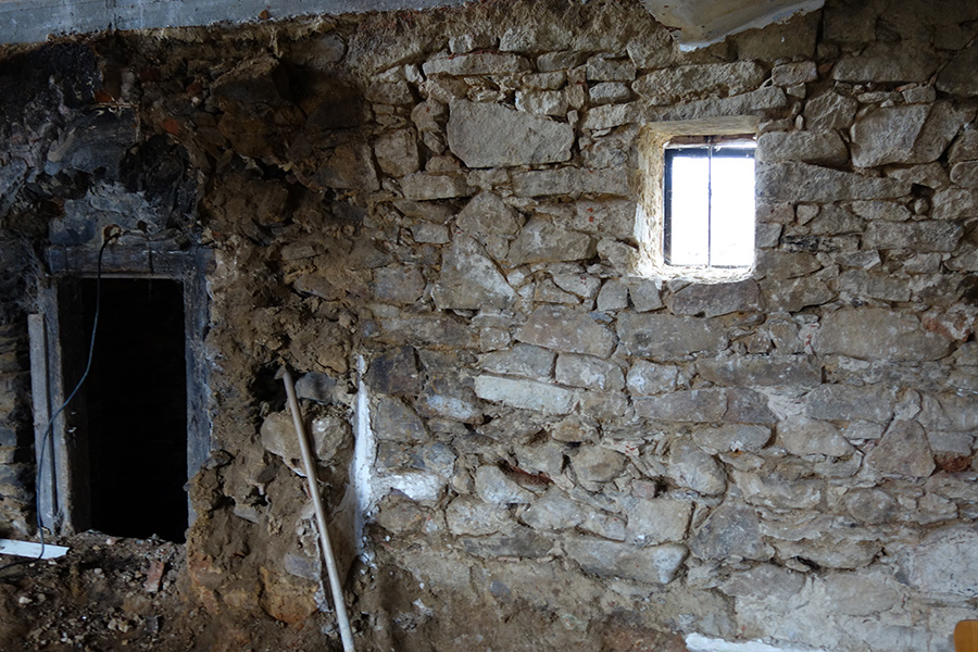zemědělské stavení na Vysočině během rekonstrukce interiéru